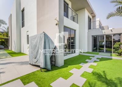 Community Living  Large Layout  Landscaped