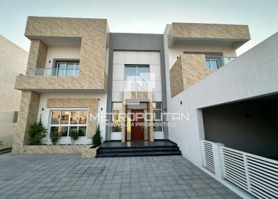 Brand New  Custom Built Villa  Spacious Living