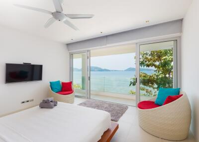 Modern bedroom with a view of the sea