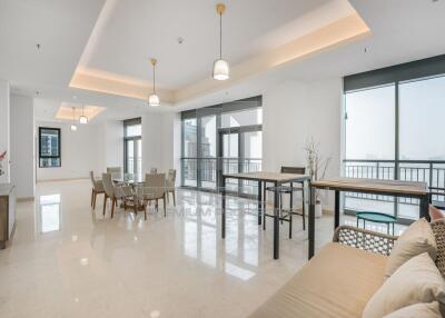 Spacious layout  High floor  Canal view