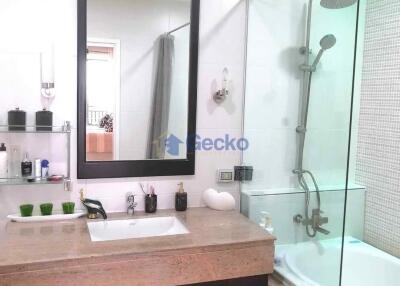 2 Bedrooms Condo in Sunrise Beach Resort and Residence Na Jomtien C011901