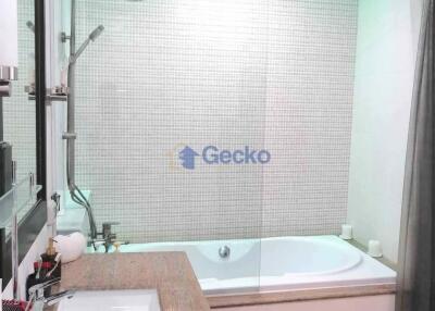 2 Bedrooms Condo in Sunrise Beach Resort and Residence Na Jomtien C011901