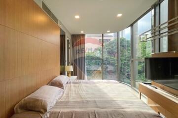 Luxurious 3-Bed Condo, Western-style, close to Promphong BTS.