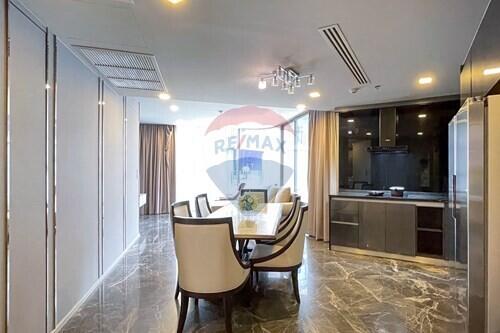 Luxurious 3-Bed Condo, Western-style, close to Promphong BTS.