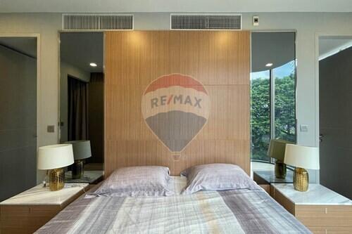 Luxurious 3-Bed Condo, Western-style, close to Promphong BTS.