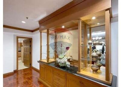 Newly Renovated 4-bedrooms with amazing facilities in Phrom Phong.