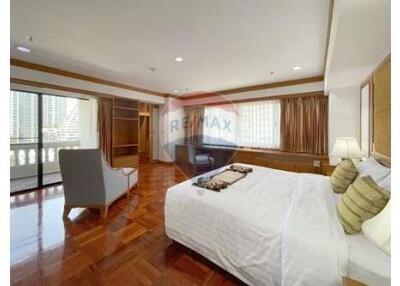 Newly Renovated 4-bedrooms with amazing facilities in Phrom Phong.