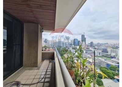 2+1 Bedroom Condo in Asoke - Pet-Friendly with Nice City Views