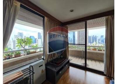 2+1 Bedroom Condo in Asoke - Pet-Friendly with Nice City Views