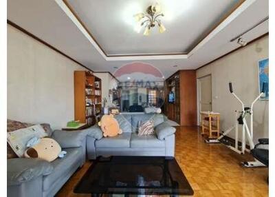 2+1 Bedroom Condo in Asoke - Pet-Friendly with Nice City Views