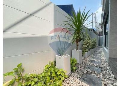 Townhouse 4 Bedrooms for Rent close to BTS Ekkamai.