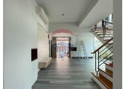 Townhouse 4 Bedrooms for Rent close to BTS Ekkamai.