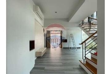 Townhouse 4 Bedrooms for Rent close to BTS Ekkamai.