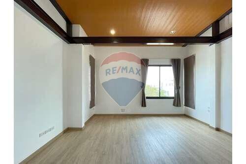 Townhouse 4 Bedrooms for Rent close to BTS Ekkamai.