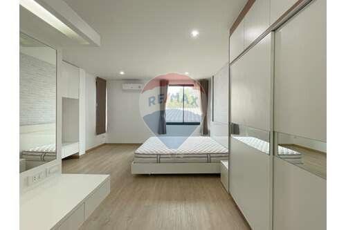 Townhouse 4 Bedrooms for Rent close to BTS Ekkamai.