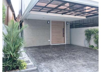 Townhouse 4 Bedrooms for Rent close to BTS Ekkamai.