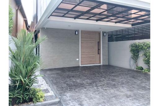 Townhouse 4 Bedrooms for Rent close to BTS Ekkamai.