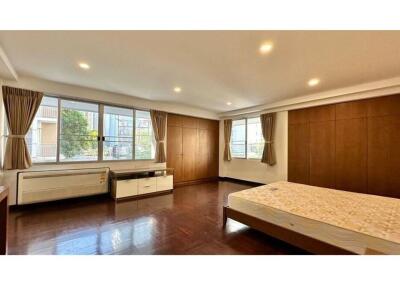 For rent spacious 3 bedrooms in low rise apartment