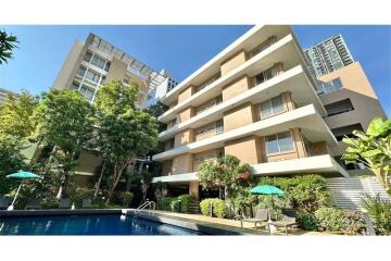 For rent spacious 3 bedrooms in low rise apartment