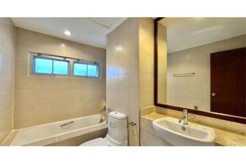 For rent spacious 3 bedrooms in low rise apartment