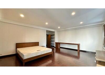 For rent spacious 3 bedrooms in low rise apartment