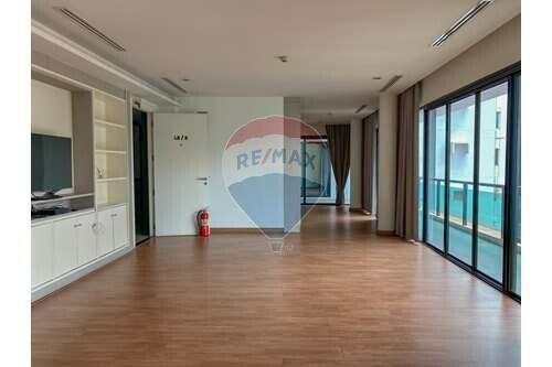 3 bed for rent BTS Plonchit Phetchaburi Road