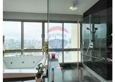 Penthouse Top floor of the building, with Amazing view Near BTS Asoke.