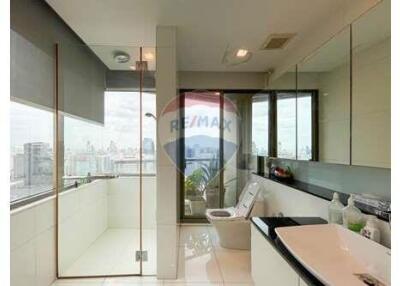 Penthouse Top floor of the building, with Amazing view Near BTS Asoke.