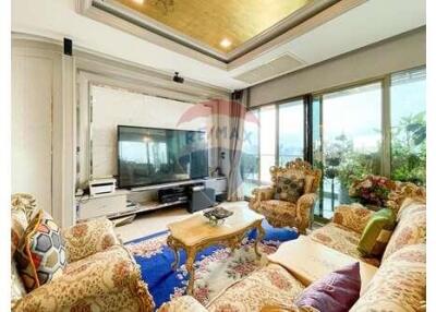 Penthouse Top floor of the building, with Amazing view Near BTS Asoke.