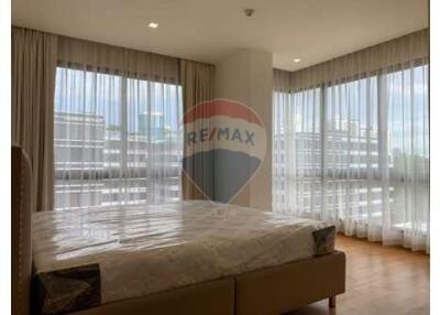 Large 3 bedroom condo near BTS Ekamai for rent.