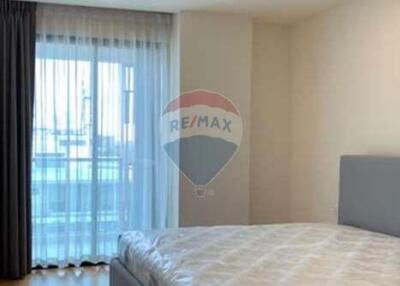 Large 3 bedroom condo near BTS Ekamai for rent.