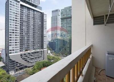 A bright and breezy corner room on Ratchathewi Road.