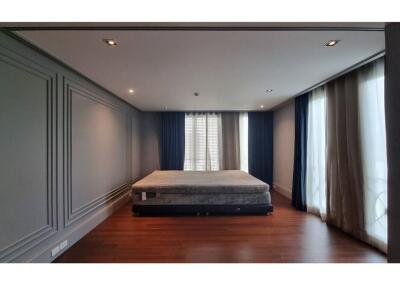 For Sale Special Price : Baan Lux Sathon 3-Bedroom Condominium with Private Swimming Pool