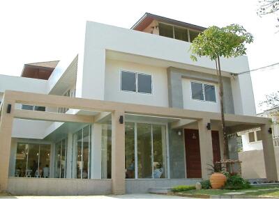 FOR RENT: Thonglor Soi 21 - Modern Resort Style Single House with Pool