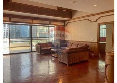 3 bed for rent BTS Asoke small pet allowed Sukhumvit 21