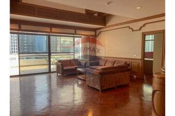 3 bed for rent BTS Asoke small pet allowed Sukhumvit 21