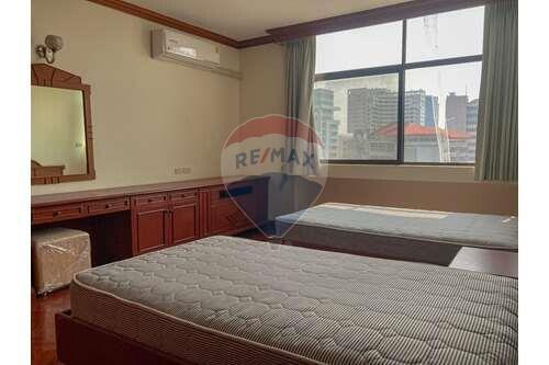 3 bed for rent BTS Asoke small pet allowed Sukhumvit 21