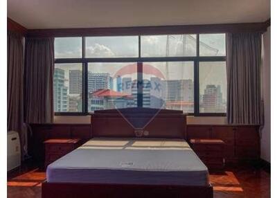 3 bed for rent BTS Asoke small pet allowed Sukhumvit 21