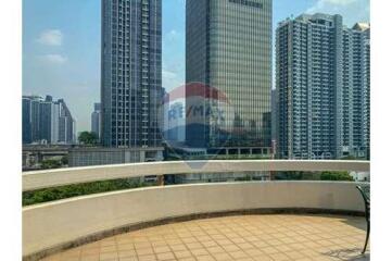 3 bed for rent BTS Asoke small pet allowed Sukhumvit 21