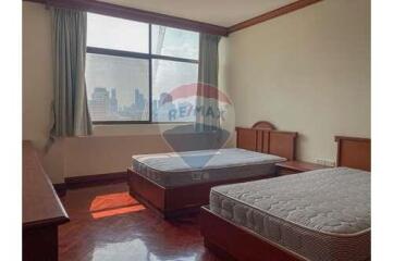 3 bed for rent BTS Asoke small pet allowed Sukhumvit 21