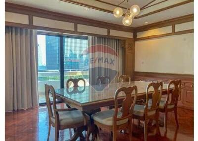 3 bed for rent BTS Asoke small pet allowed Sukhumvit 21