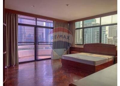 3 bed for rent BTS Asoke small pet allowed Sukhumvit 21