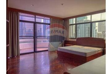 3 bed for rent BTS Asoke small pet allowed Sukhumvit 21