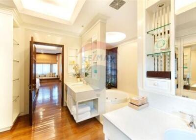 For rent single house 5 bedrooms in nice compound Sathorn