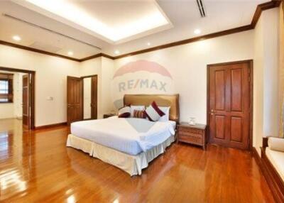 For rent single house 5 bedrooms in nice compound Sathorn