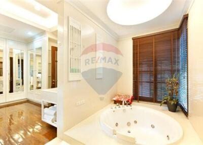 For rent single house 5 bedrooms in nice compound Sathorn