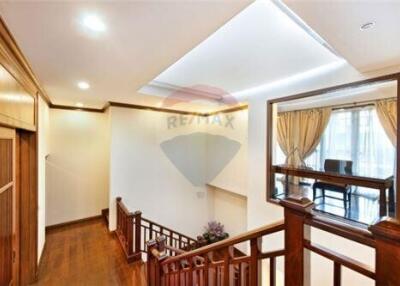 For rent single house 5 bedrooms in nice compound Sathorn