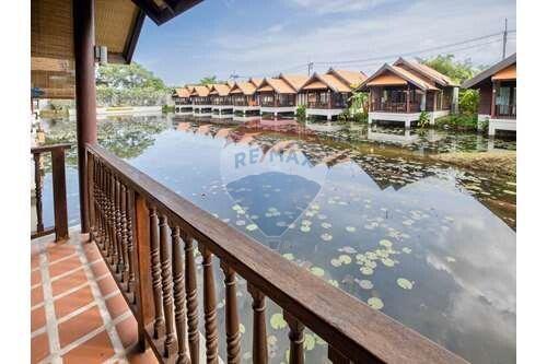 Huge 15 Rai Resort 56 Bungalows in Mae Nam 250M