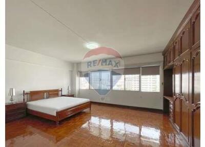 Newly Renovated 3 Bedrooms, Pet friendly for rent in Thonglor.