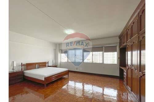 Newly Renovated 3 Bedrooms, Pet friendly for rent in Thonglor.